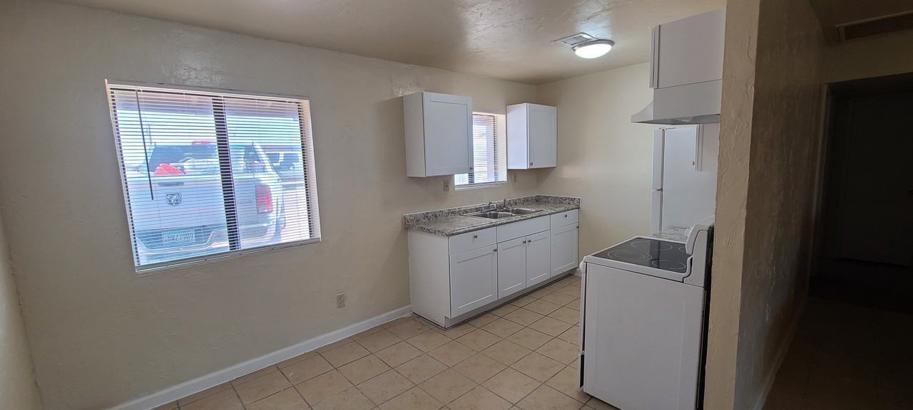 1014 1/2 N Apache Ave - Photo 3 of 10