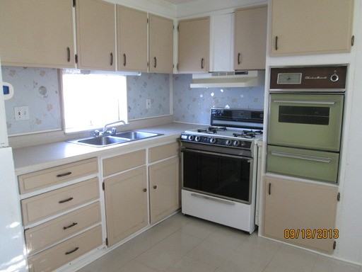 560 N Adams St - Photo 2 of 5