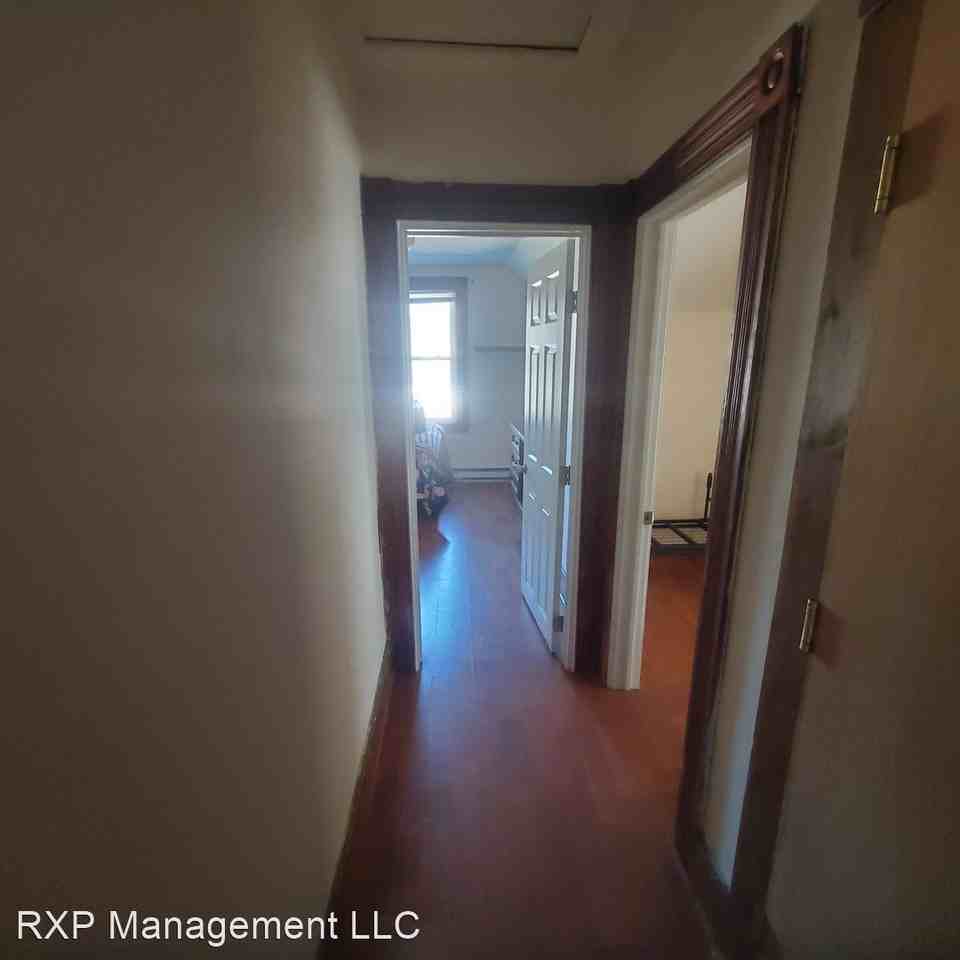 61 Whiting Ave - Photo 3 of 15