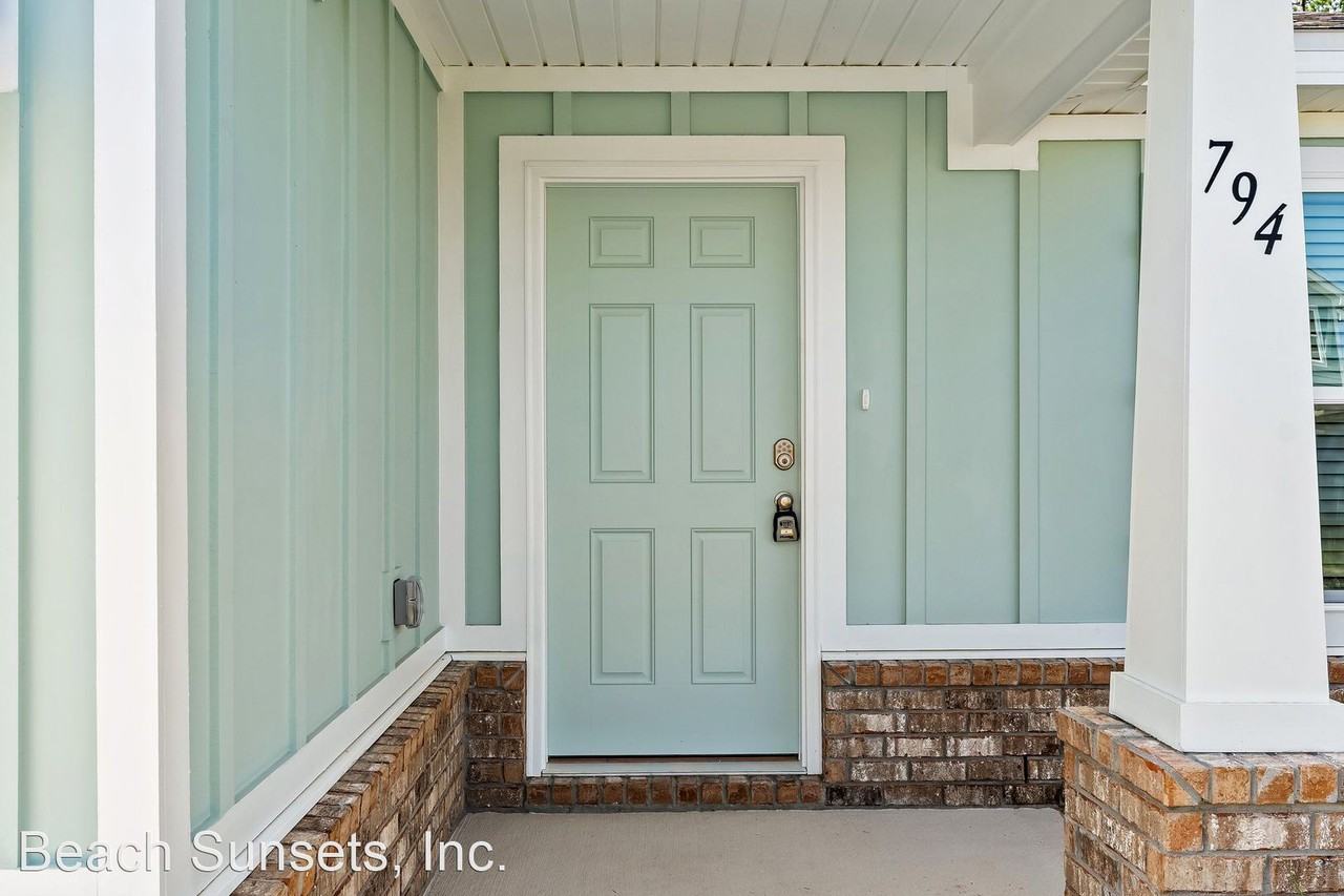 794 Riverwalk Cir - Photo 3 of 31