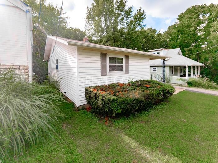 2425 Leslie Ave - Photo 2 of 22