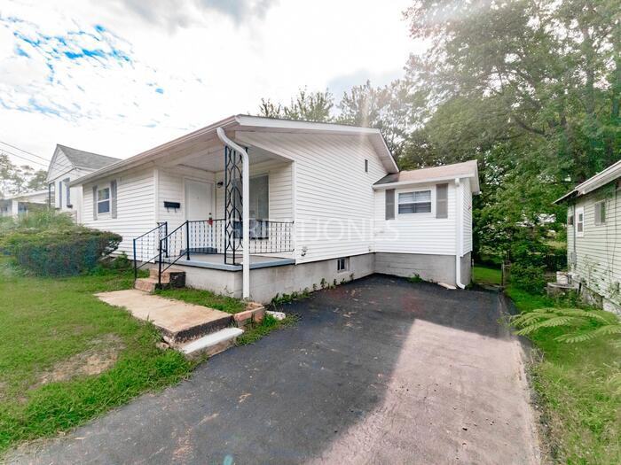 2425 Leslie Ave - Photo 3 of 22