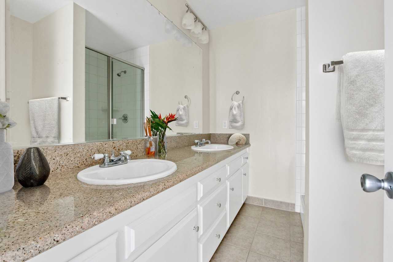 115 Doheny Apartments - Photo 6 of 54