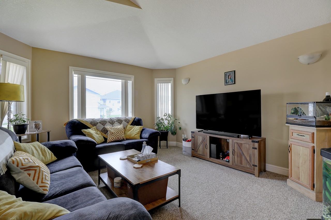 8661 103 Avenue - Photo 2 of 17