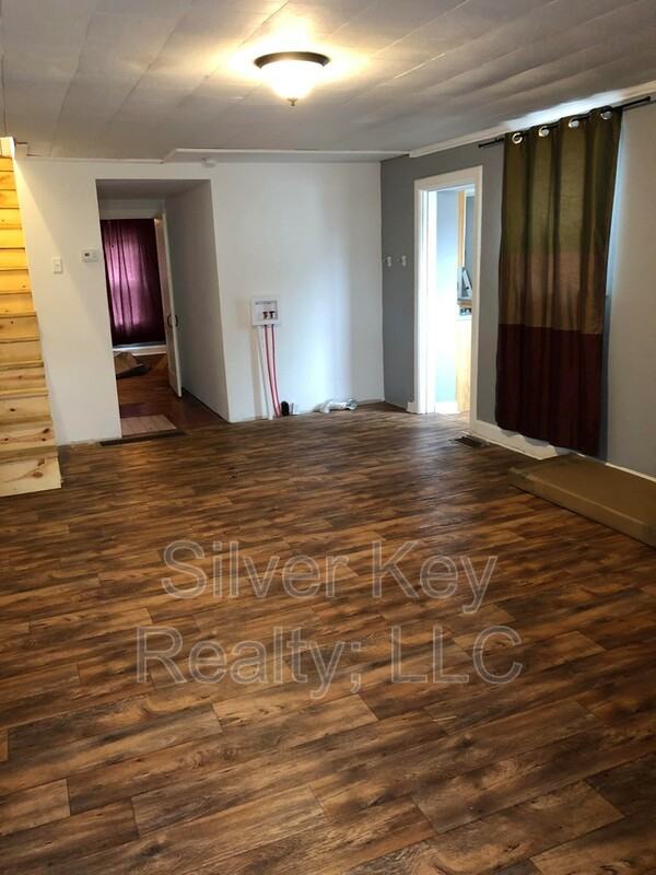 130 S Jackson St #B - Photo 2 of 9