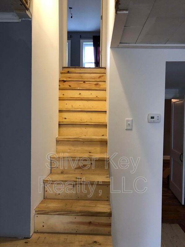 130 S Jackson St #B - Photo 3 of 9