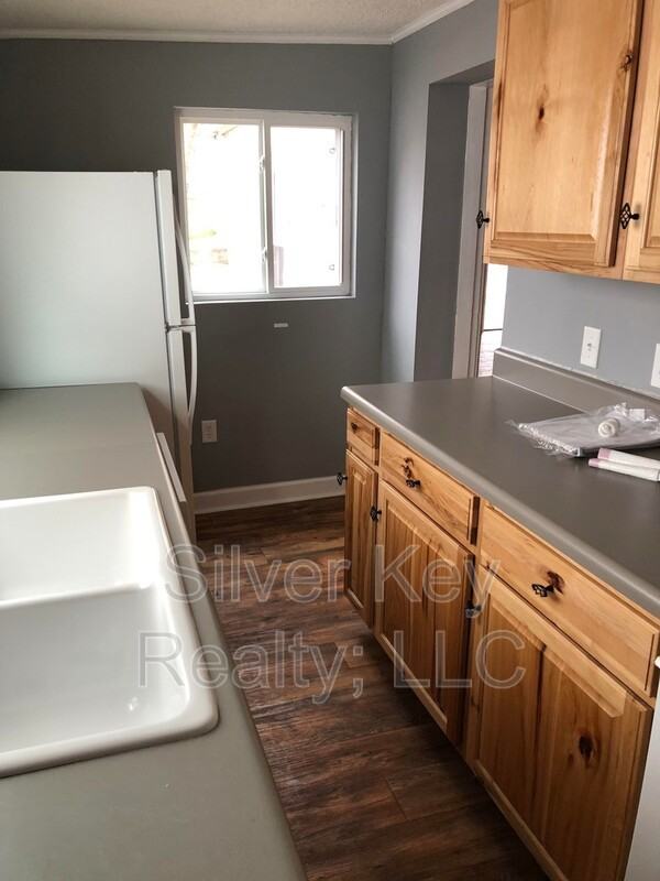 130 S Jackson St #B - Photo 5 of 9