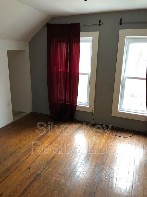 130 S Jackson St #B - Photo 7 of 9