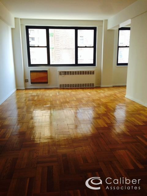 E 39th St