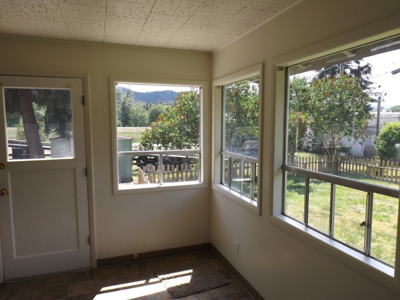 118 Bradley Dr - Photo 2 of 4