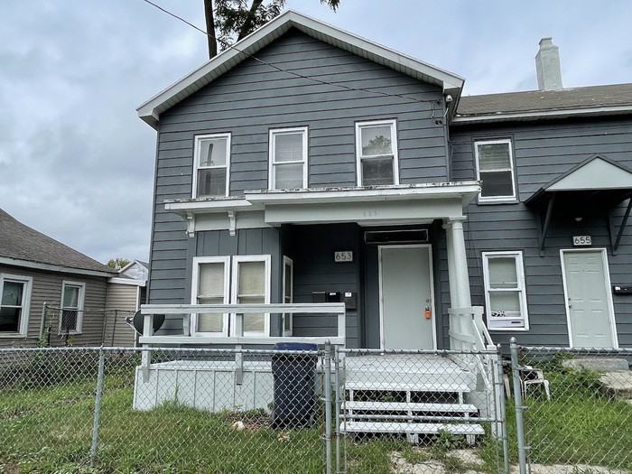 653 Broadway Ave Nw #3