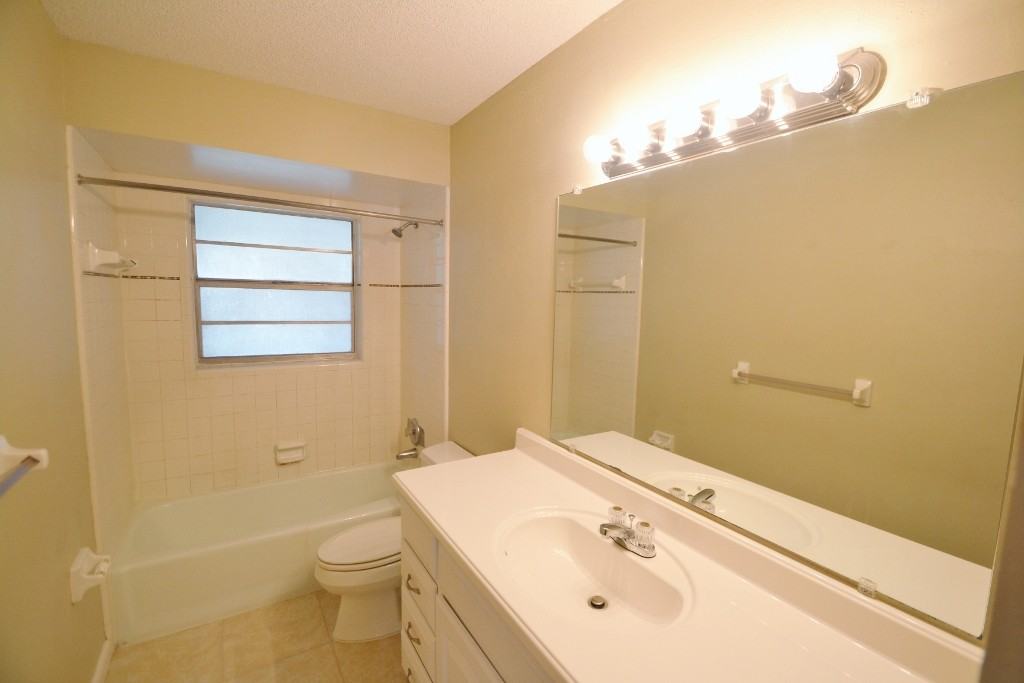 4738 E Wind St - Photo 3 of 8