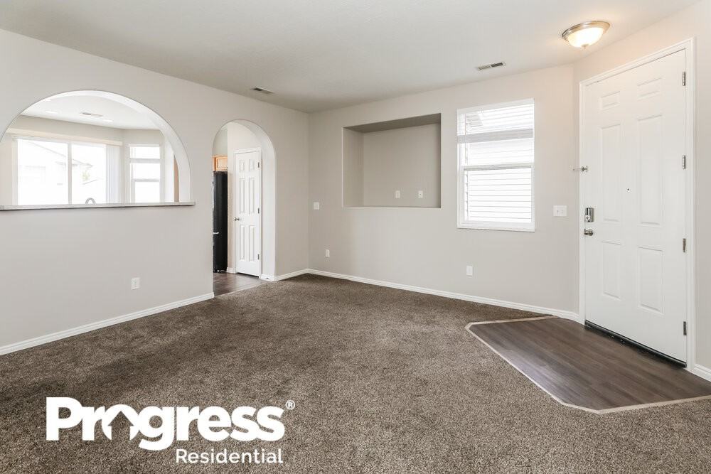 721 N Bradford Dr - Photo 3 of 21