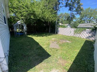 105 S Floyd Ln - Photo 2 of 14