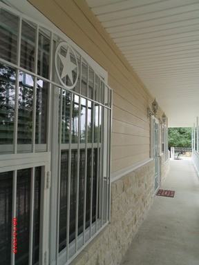 1343 Eastview Dr - Photo 3 of 25