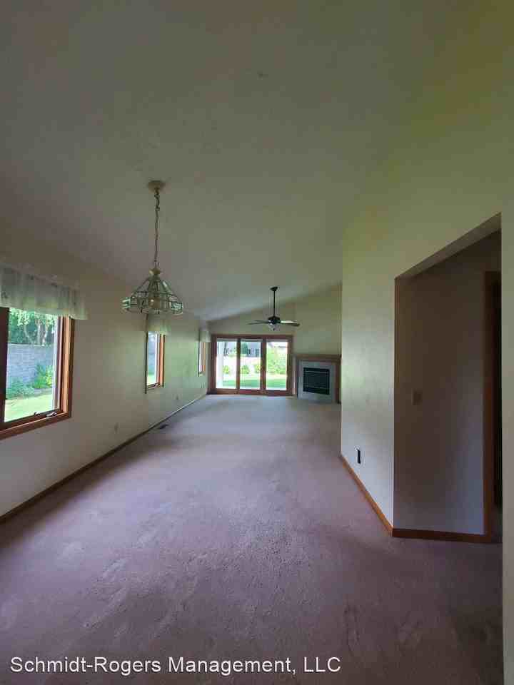 1134 Hemingway Ln - Photo 3 of 21