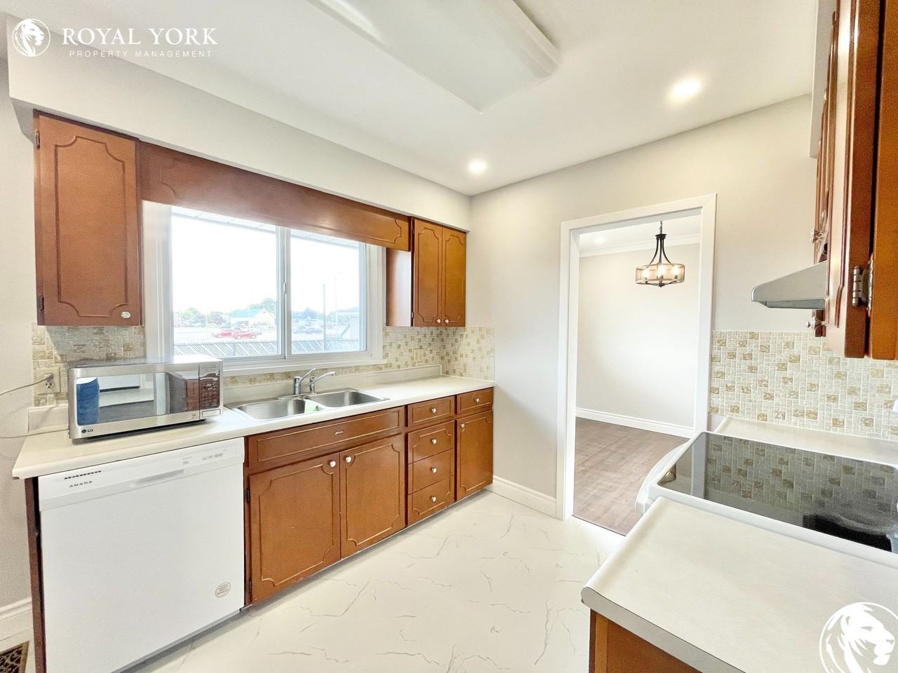 611 Bond St E #1 - Photo 3 of 35