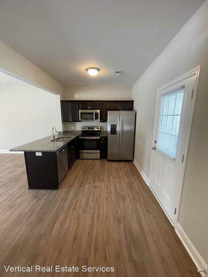 209 East Broad St - Photo 3 of 10