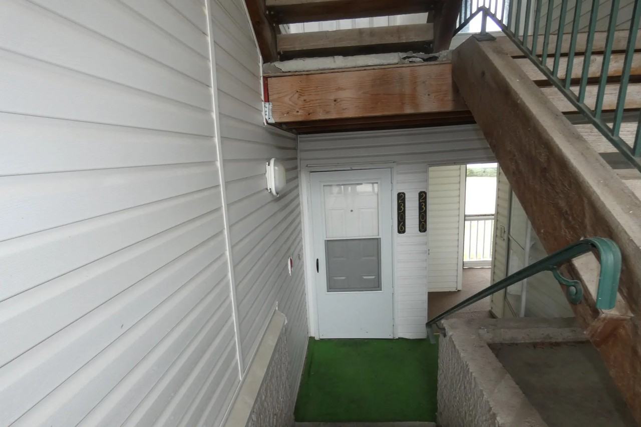 2306 Ne 68th St - Photo 2 of 16