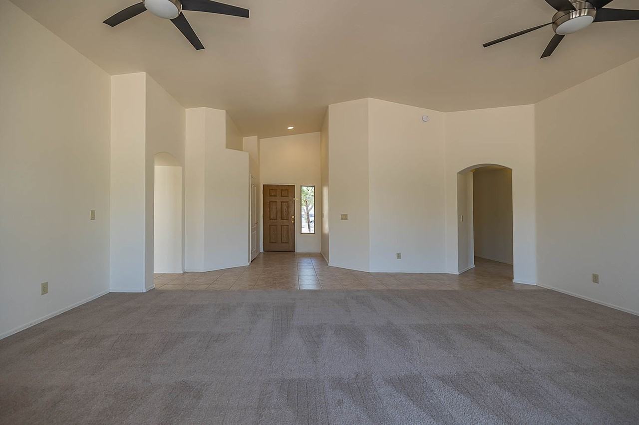 392 W Silvertip Rd - Photo 3 of 42