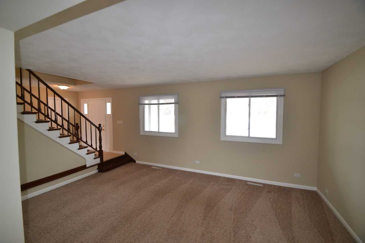 2202 Rolling Ridge Ln - Photo 3 of 11