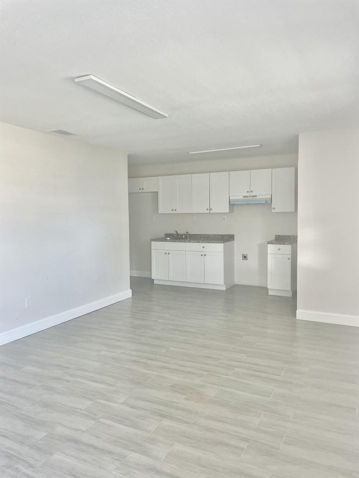 4263 Vermont Ave - Photo 2 of 17