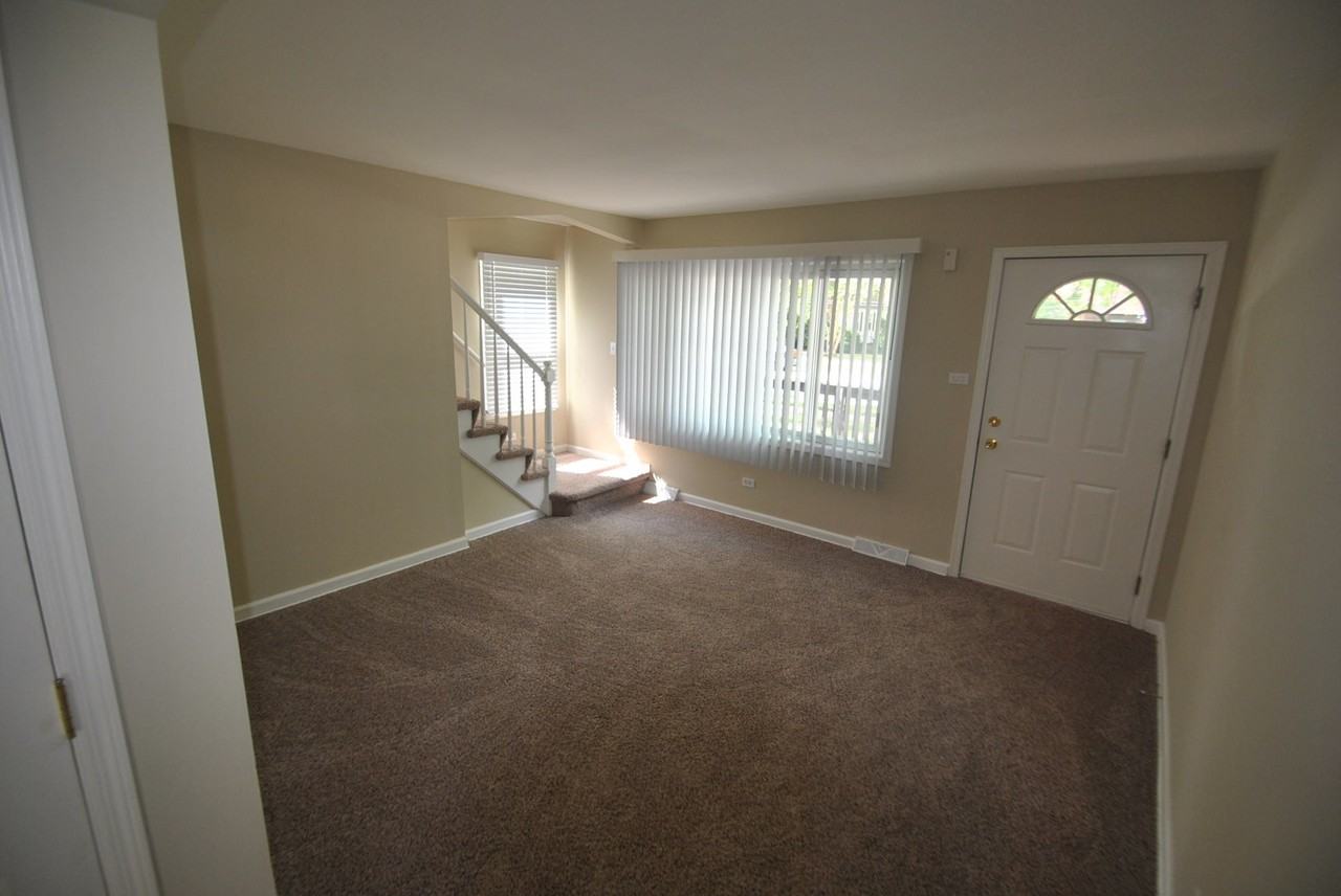 9307 S Nordica Ave - Photo 3 of 8