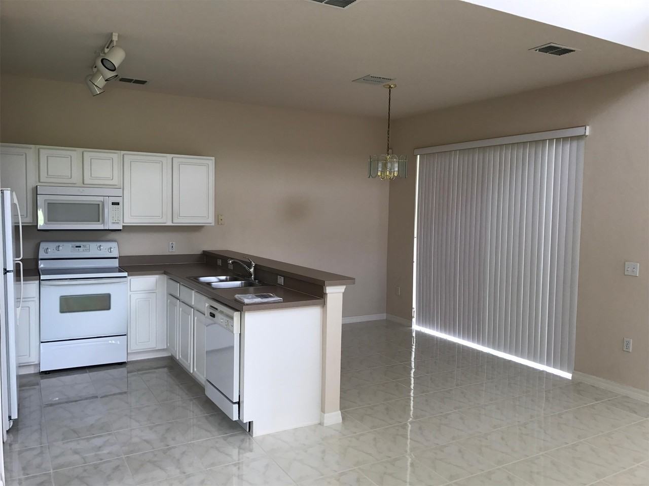 602 Monroe Cir - Photo 5 of 27