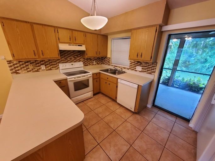 17405 E Carnegie Cir - Photo 3 of 11