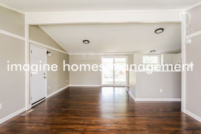 2002 Ne Englewood Rd - Photo 3 of 9