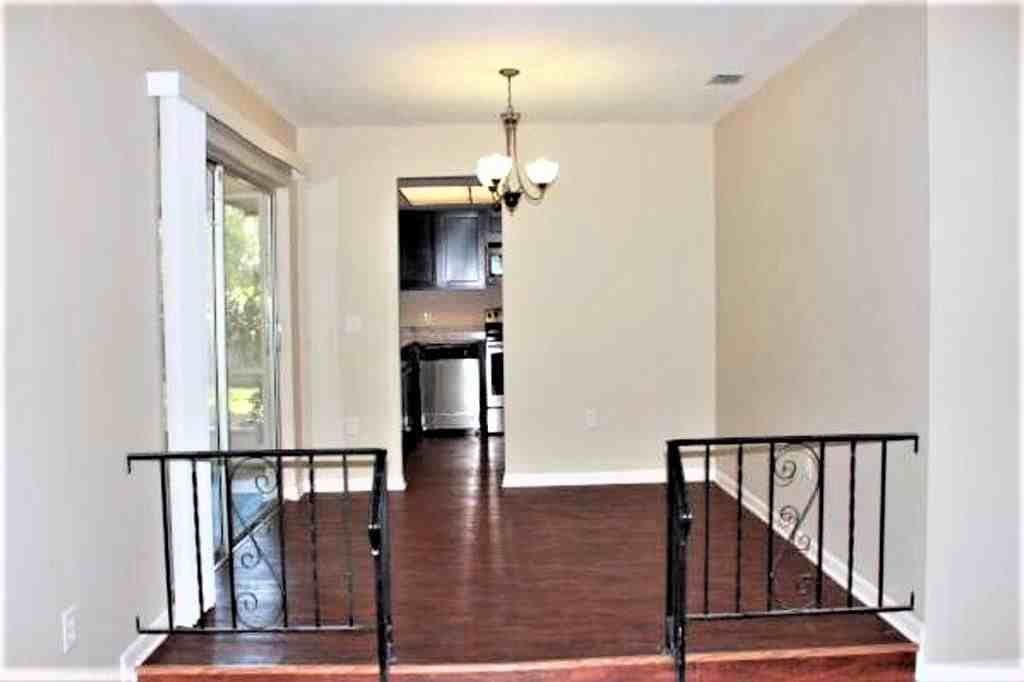 615 Prairie Ln - Photo 3 of 14