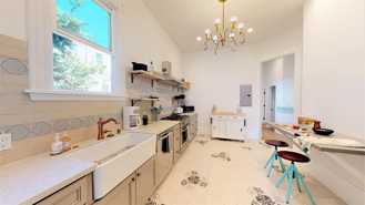 Victorian-style Alamo Square apartment with patio & backyard - Photo 1 of 1