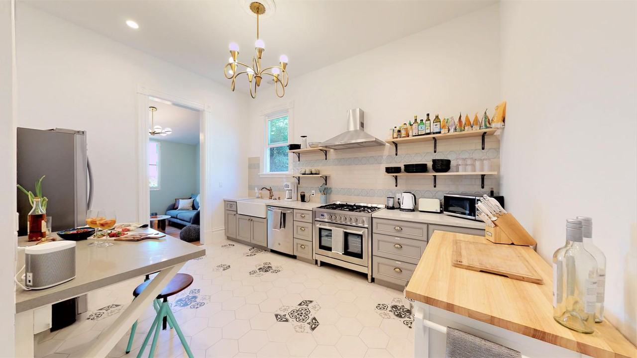 Victorian-style Alamo Square apartment with patio & backyard - Photo 2 of 22