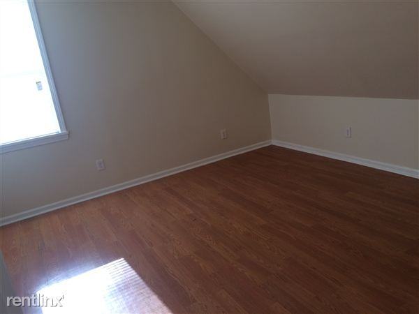 1645 E Main St Fl 3 - Photo 2 of 7