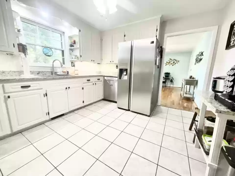 1050 Woodside Dr - Photo 2 of 4