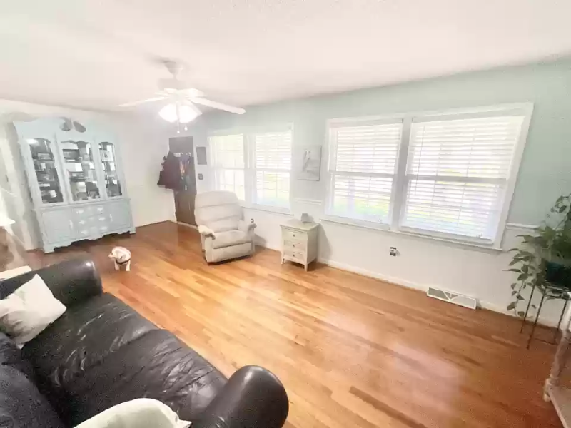 1050 Woodside Dr - Photo 3 of 4