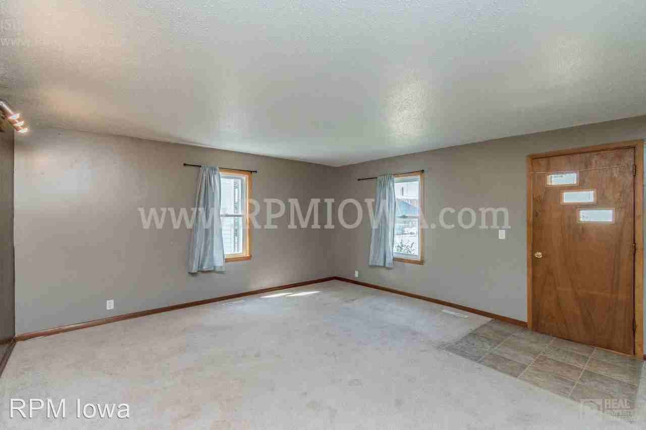 1021 7th St - Photo 2 of 15