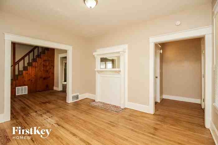 1142 Richmond Ave - Photo 3 of 15