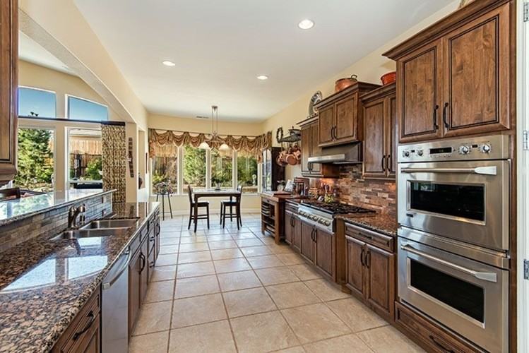 4580 Thorpe Ct - Photo 3 of 19