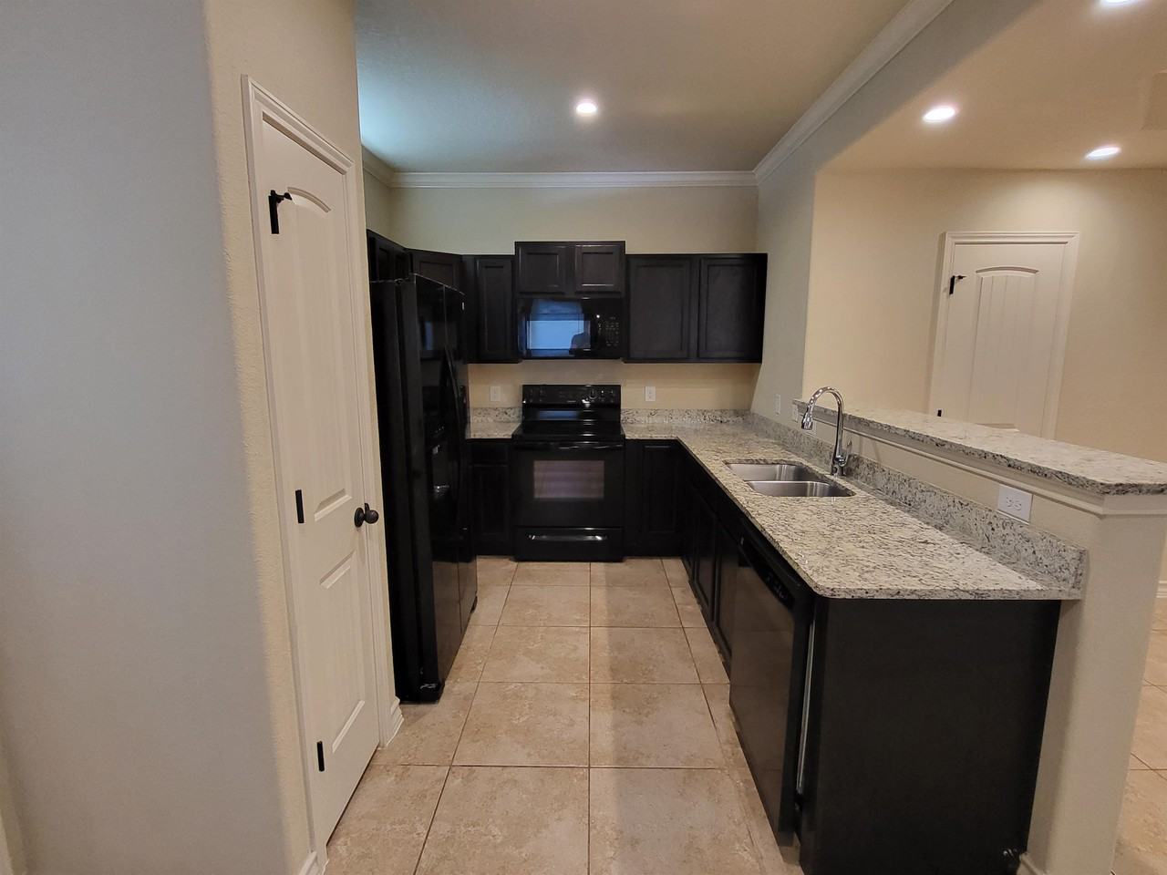 6930 Lakeview Dr #101 - Photo 4 of 10