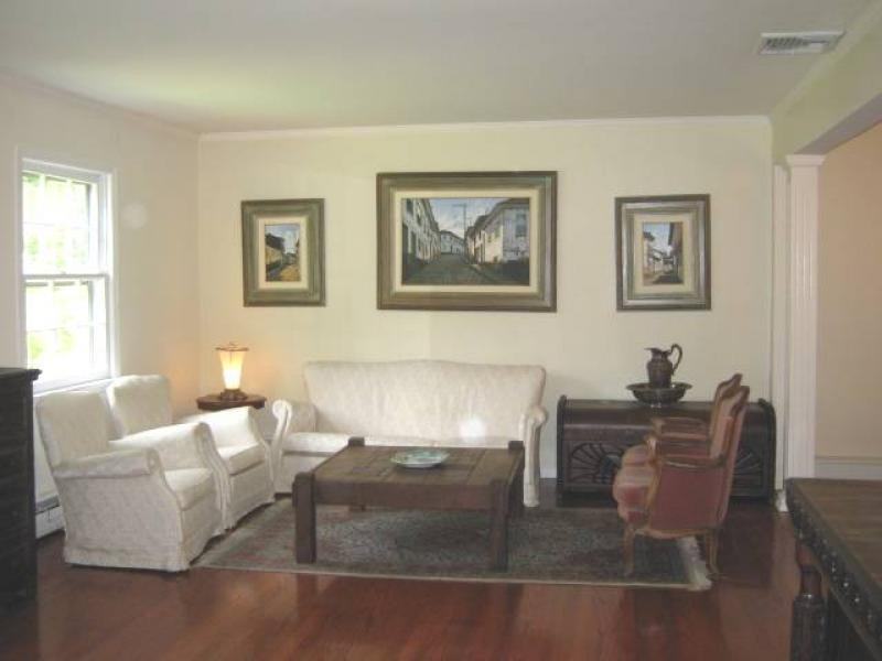 4 Jensen Ct - Photo 3 of 20