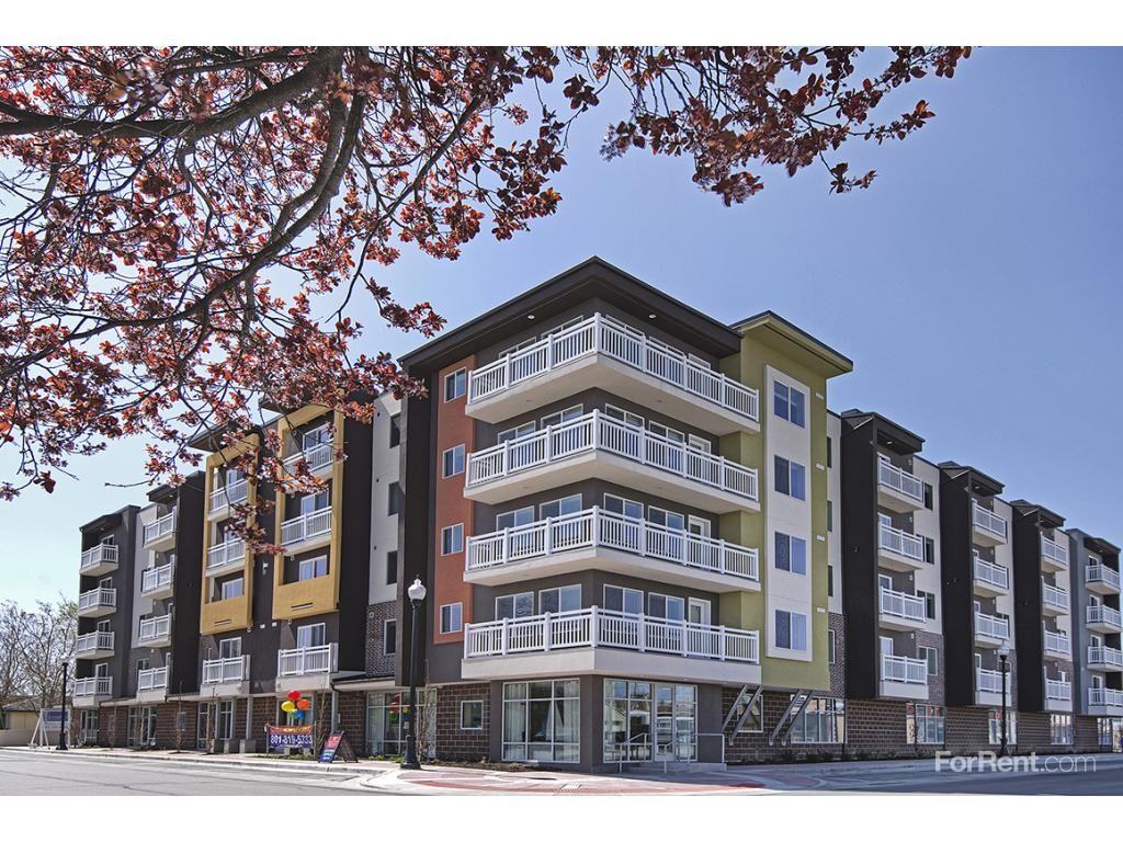 Center Court - Photo 3 of 3