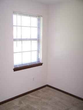 421 N Logan St - Photo 3 of 5