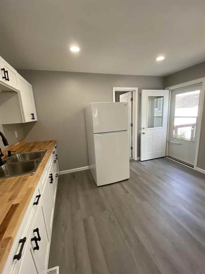 18531 Glenfield Rd #2 - Photo 6 of 15
