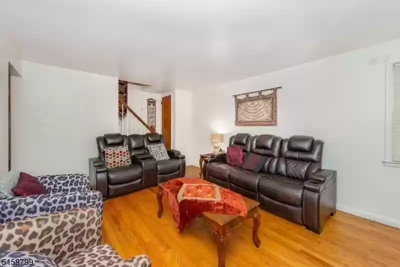 188 Luddington Ave - Photo 2 of 11
