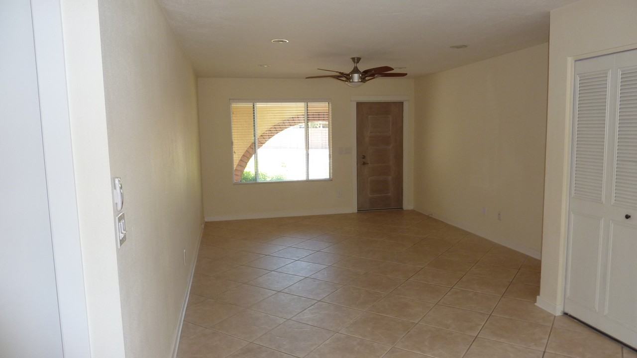 10212 S 43rd Ct - Photo 3 of 43