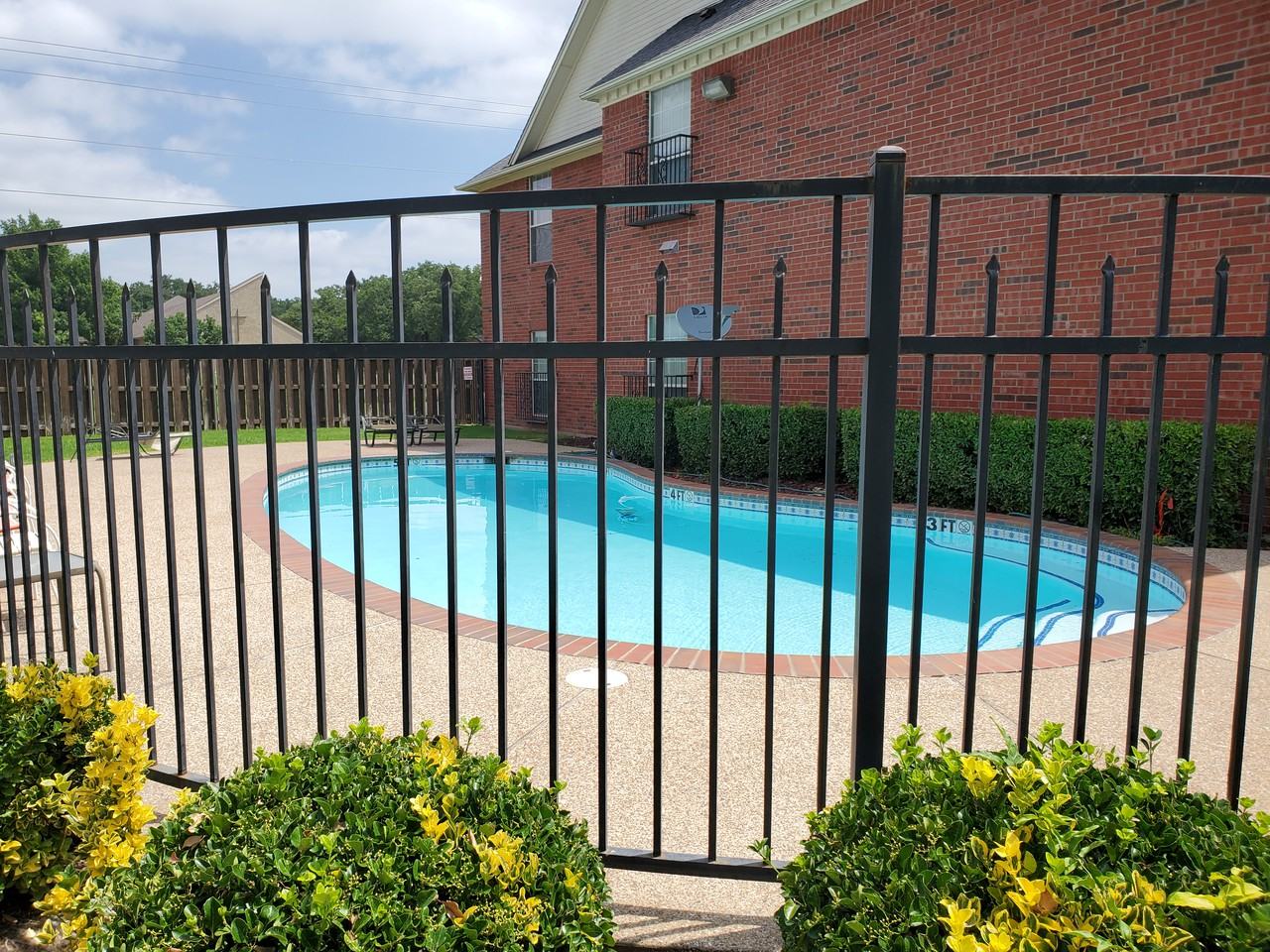 1709 Edgewood Dr - Photo 3 of 9