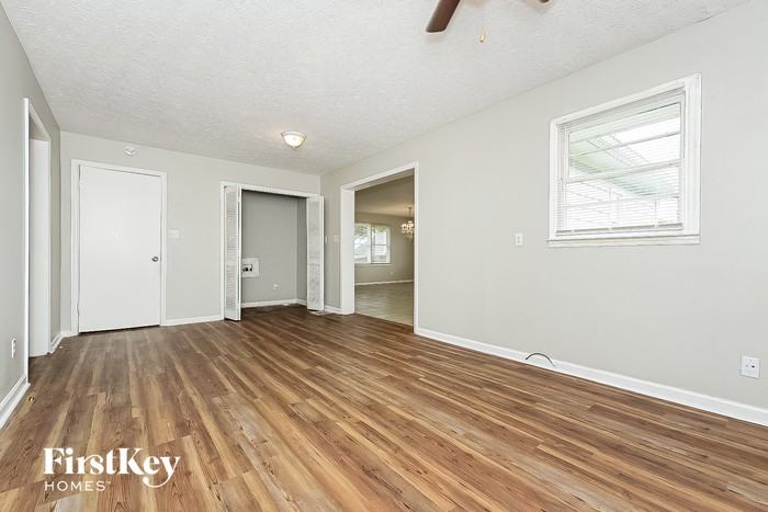 1922 Amberwood Ct - Photo 3 of 15