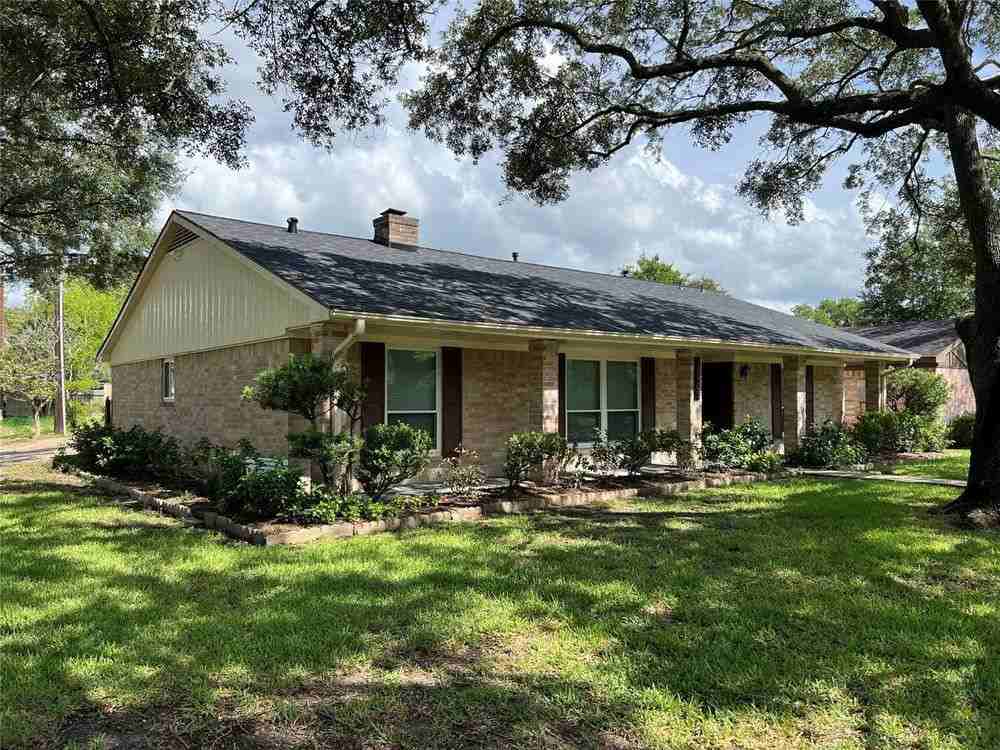 10903 Albury Dr - Photo 2 of 23