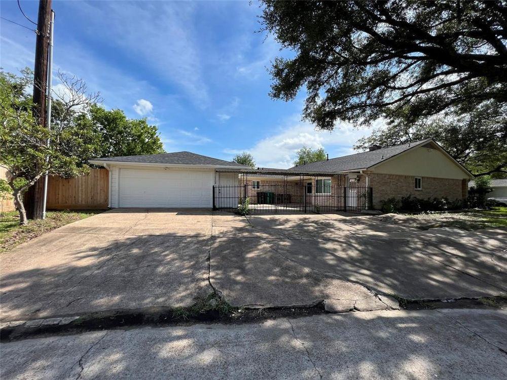 10903 Albury Dr - Photo 3 of 23